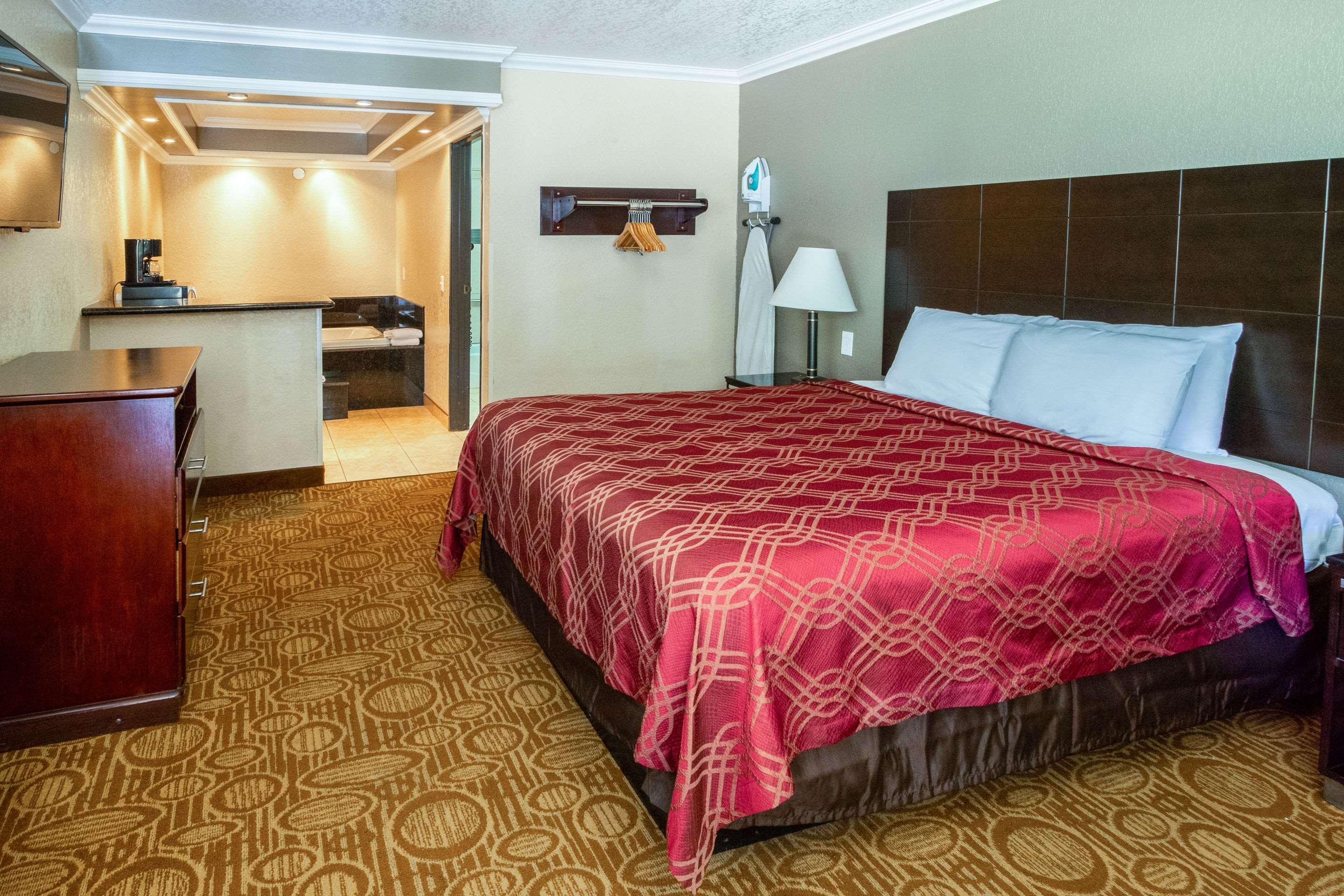 Econo Lodge Inn & Suites Fallbrook Downtown Dış mekan fotoğraf