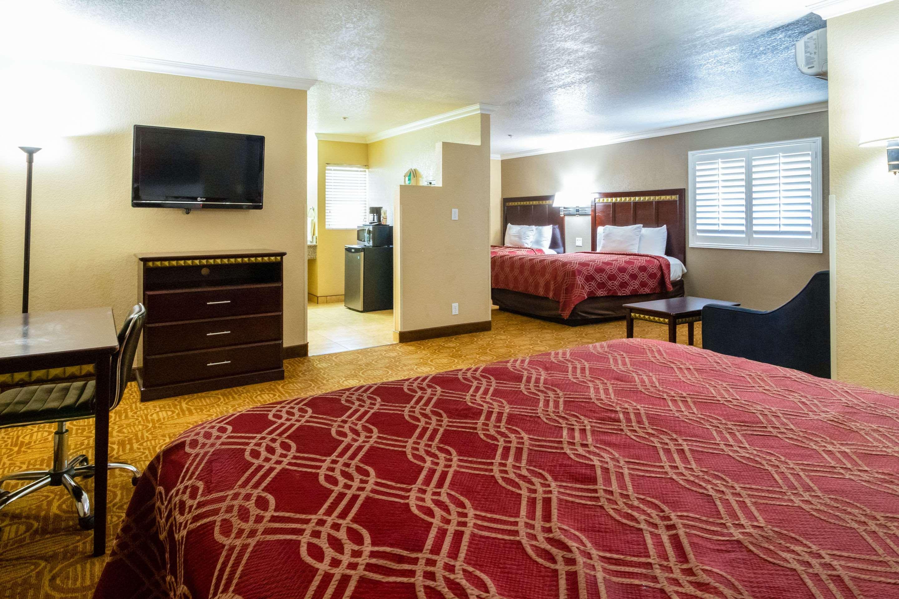 Econo Lodge Inn & Suites Fallbrook Downtown Dış mekan fotoğraf