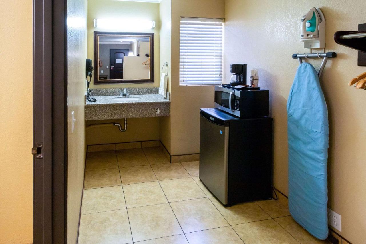 Econo Lodge Inn & Suites Fallbrook Downtown Dış mekan fotoğraf
